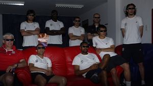 SUPER FOTO!** Steliștii au urmărit meciul cu Craiova 3D! Becali: "Ă‚sta-i DIAVOLUL!"