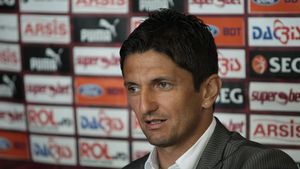 Lucescu jr mizează pe moralul elevilor în meciul cu Hapoel: "Jucătorii mei sunt entuziaști!"** Problemele care îi apasă pe rapidiști