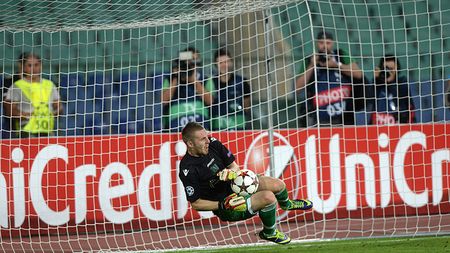 "Incredibil, de necrezut, a intrat în istorie". Moți a declanșat isteria pe Twitter și i-a fost modificată pagina de Wikipedia. Tot globul l-a urmărit cum a eliminat Steaua: "Hai Moți, apără pentru noi". Reacțiile microbiștilor de pretutindeni