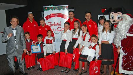FOTO | Jucătorii lui Dinamo, alături de copiii defavorizați din România: "Sperăm ca și alte cluburi să se alăture acestei campanii"