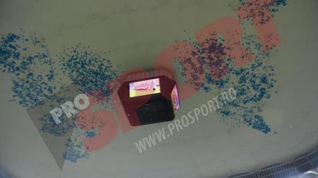 Moment amuzant înaintea finalei dintre Steaua și Astra. FOTO: Acoperișul Arenei Naționale a dejucat planul organizatorilor