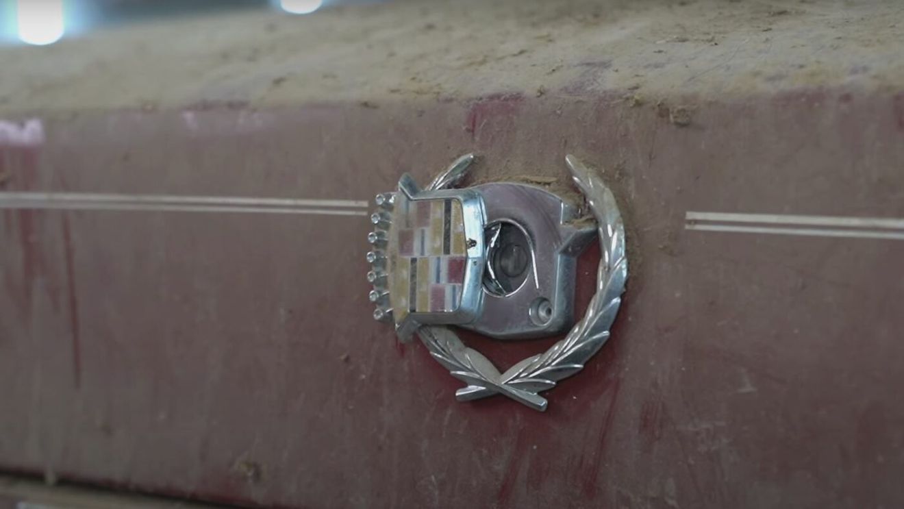 Ce au descoperit în portbagajul unui Cadillac DeVille, abandonat și prăfuit de 21 de ani, cei care au readus „bijuteria” la viață! Au rămas uimiți de-a dreptul