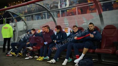Stadion de cinci stele, organizare ca la județ:** arbitrul de rezervă a arătat minutele de prelungire cu degetele! Cum a fost posibil :)