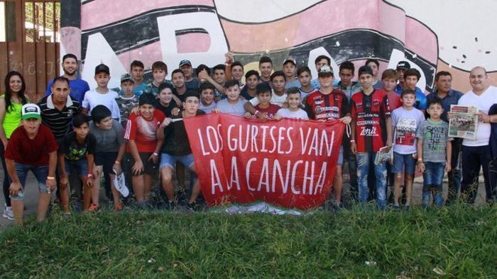 Scene de groază în Argentina! Câțiva copii prezenți la un meci din prima ligă au fost bătuți cu bestialitate, după ce au fost confundați cu suporterii echipei adverse. "Erau înarmați cu bâte și cuțite"
