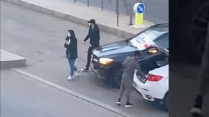 Adrian Ropotan și Raluca Ogică sfidează coronavirusul! Și-au parcat bolidul de lux pe linia de tramvai și au fost să alerge în parc, deși e interzis! VIDEO EXCLUSIV