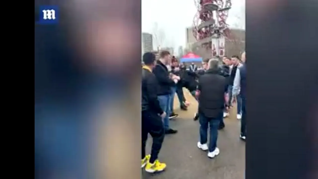 I-a dat un pumn de l-a adormit! Un fan al lui Chelsea a fost doborât de un rival de la West Ham și totul a fost filmat! Poliția a intervenit pe loc și l-a arestat | VIDEO