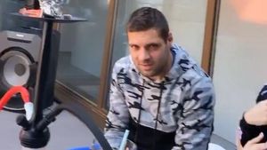 Adi Popa e în șomaj tehnic, dar nu-i pasă! Dedicații „fără număr” pentru iubita sa, shoturile de votcă și banii care au aprins narghileaua | FOTO&VIDEO