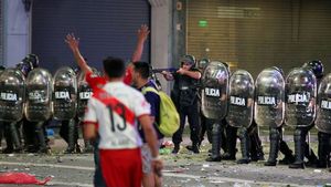 Violențe la Buenos Aires după finala Copei Libertadores! Ultrașii lui River s-au răfuit cu polițiștii. S-au folosit gloanțe de cauciuc și gaze lacrimogene