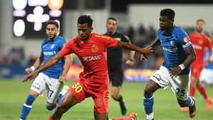 Suporterii sud-africani protestează pentru Ngezana, fundașul cu prestații remarcabile în tricoul lui FCSB. Selecționerul, pus la zid pe toate platformele sociale