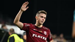 Louis Munteanu, moment scandalos cu Dan Petrescu! Antrenorul l-a scos în prelungirile meciului Petrolul Ploieşti - CFR Cluj, după ce îl băgase la pauză, şi atacantul a avut o reacție grosolană