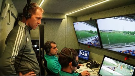 Sistemul VAR i-a adus pe conducătorii din Superliga la disperare: „Mergem la biserică și sper să nu mai avem parte de astfel de decizii!”. VIDEO