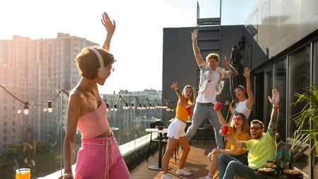 ADVERTORIAL | Distracție fără stres: cum să planifici și să organizezi o petrecere memorabilă