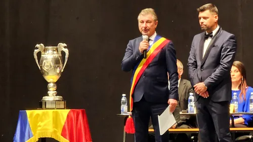 Banii pe care trebuia să-i achite CFC Argeș pentru ”transferul” antrenorului Florin Maxim! Primarul Hunedoarei dezvăluie discuția cu Viorel Tudose, dă cărțile pe față și anunță obiectivul Corvinului. EXCLUSIV