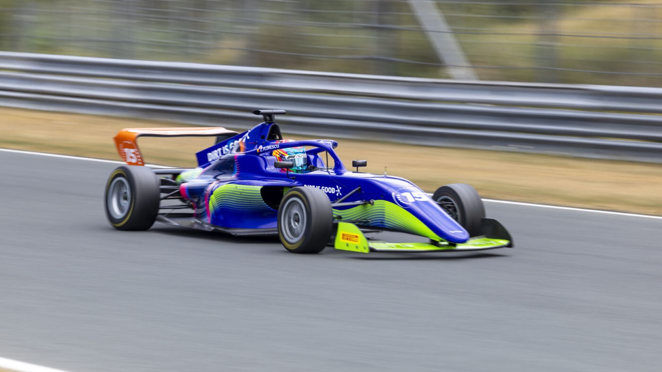 La doar 17 ani, o româncă e gata de provocarea vieții! E prezentă la Marele Premiu de Formula 1 de la Zaandvort