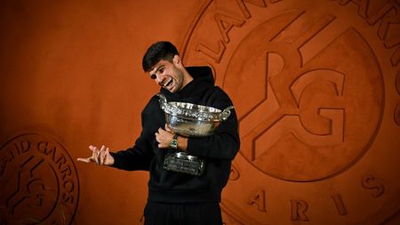 De asta este Carlos Alcaraz cel mai iubit jucător din ATP. Cum a sărbătorit titlul de la Roland Garros cu copiii de mingi