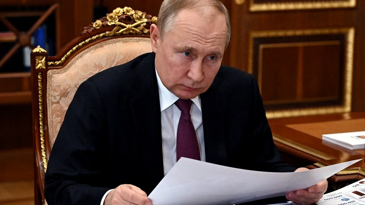 De ce scrie Vladimir Putin totul de mână, pe hârtie! Frica supremă pe care o are președintele Rusiei
