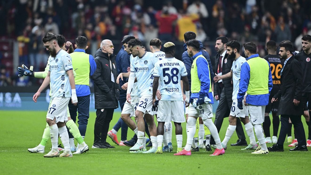 Meci abandonat în Superlig. Echipa oaspete a ieșit de pe teren în meciul cu campioana