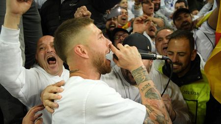 VIDEO | Fiesta la Madrid după calificarea Realului în finala Ligii Campionilor. Sergio Ramos a luat microfonul și a cântat în mijlocul fanilor: "Suntem regii Europei!"