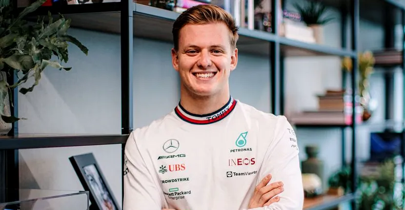 Mick Schumacher, fotografie de familie emoționantă acasă, în fața pomilor de Crăciun