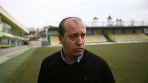 Cât valorează sănătatea unui fotbalist în Liga 1. Interviu-dovadă cu primarul din Chiajna: "Nu e de la iarba artificială. Acum venim cu studii, cu Ebola și chestii!?"