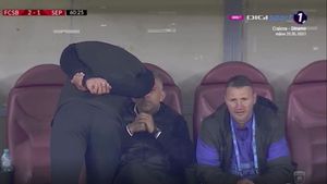 Lanțul caraghioșilor de la FCSB. Becali i-a dictat o schimbare lui Vintilă, Mache a fost intermediarul. Reacția patronului: "Interzice vreun regulament? Legea penală și civilă? O să-i spun lui Ianuli să nu mai vorbească"