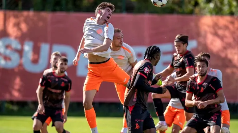 Metaloglobus a pierdut la scor amicalul cu Dinamo, dar desprinderea ”câinilor” a venit pe final de test. Ianis Zicu a avut doi noi jucători la dispoziție