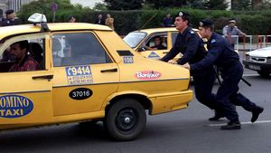 "Surpriză" pentru clienții unui taximetrist din Bacău!** Șoferul conducea beat și a fost prins de Poliție