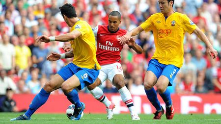 Bătaie pentru Walcott!** PSG nu îl vrea, dar îi poate deschide drumul către una din cele mai mari echipe ale Europei