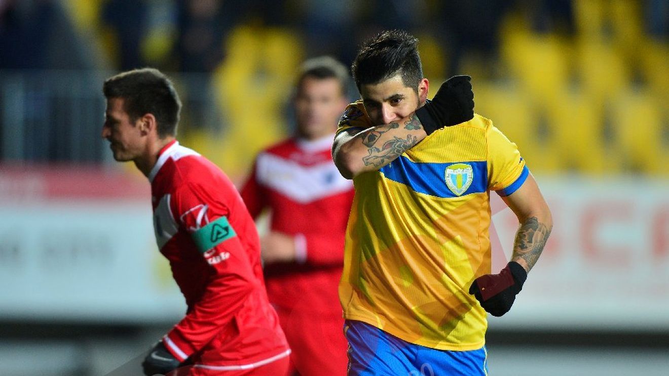 Antrenament cu public! "Lupii" vin la un punct de liderul Astra: Petrolul-Corona 3-0