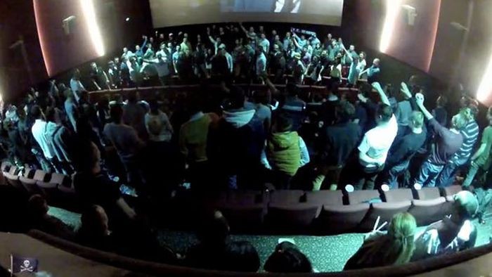 VIDEO Fanii Rapidului au pregătit un show unic în România!** Surpriza de care au avut parte jucătorii giuleștenilor într-o sală de cinema
