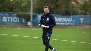 Mirel Rădoi menţine presiunea pe jucătorii Universităţii Craiova: „Vreau să transmit un semnal de alarmă, din lei am devenit leuţi”