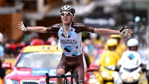 De la pumni în cască la cea mai mare victorie a carierei. Romain Bardet a câștigat cea mai frumoasă etapă a Turului Franței din punct de vedere al peisajelor. Încă o remiză pentru favoriți