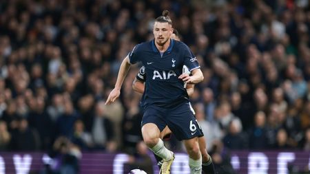 Radu Drăgușin abia a primit o notă de trecere după Fulham - Tottenham 3-0! Jurnaliștii britanici trag o concluzie rea pentru român: „El ar fi gestionat mai bine”