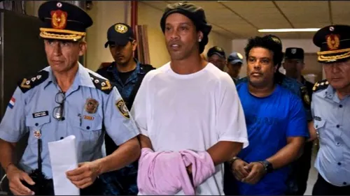 Ronaldinho rămâne după gratii! Justiția din Paraguay i-a respins apelul! Primele imagini cu „Dințosul” în închisoare. A băut alcool, a dat autografe și a câștigat un porc de 16 kilograme