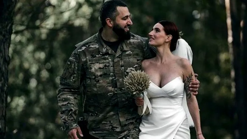 O celebră lunetistă ucraineană s-a căsătorit chiar pe linia frontului. Ioana d'Arc s-a fotografiat cu o armă în mână