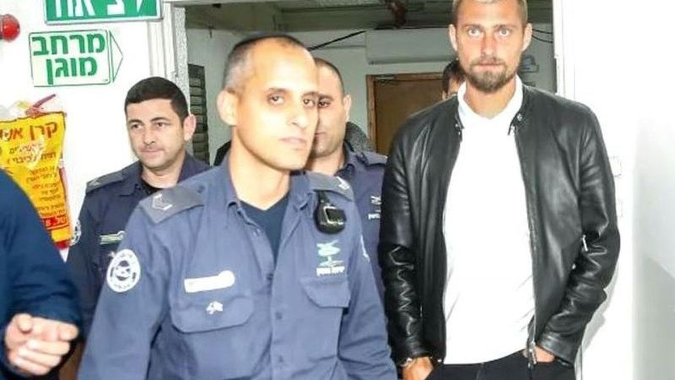 "Dacă ar fi fost israelian, ar fi fost deja liber. E alb ca varul, complet palid, îl doare inima". Ultimele informații despre Gabi Tamaș: decizia de ultimă oră luată de patronul lui Hapoel și măsura de urgență a lui Yoav Katz