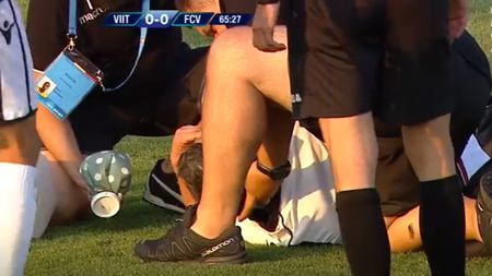 Momente de panică la Ovidiu! Fotbaliștii s-au oprit imediat din joc, medicii au fost chemați de urgență | FOTO