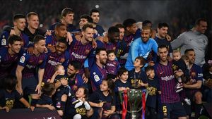 FC Barcelona, campioana Spaniei pentru a 26-a oară! Lionel Messi a adus bucuria pe Camp Nou, iar catalanii anunță: "Vrem tripla!". FOTO: Luis Suarez și fiul său, moment savuros :)
