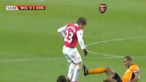 VIDEO Arshavin putea fi noul Eduardo! Vezi un tackling de "caz penal" ce îi putea pune capăt carierei!