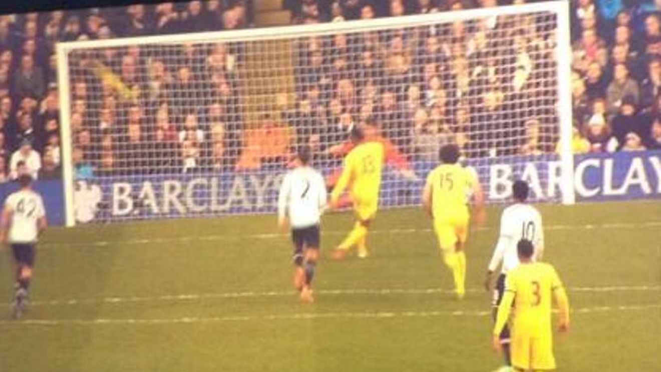 S-a făcut de râs în toată lumea! Puncheon a bifat "cel mai prost penalty din istorie". FOTO: "A doborât sigur un avion" :)