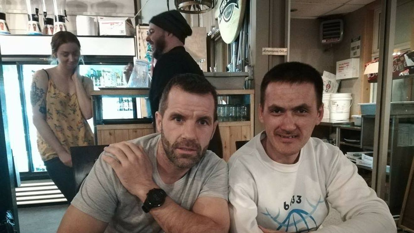 "Vă rog să mă iertați!" Levente Polgar, primul concurent cu dizabilități la Arctic Ultra 6633, a abandonat: "Am intrat în furtună polară cu vânt de peste 100 km/h. Mi-a răsturnat sania cu mine cu tot. Le-am cerut organizatorilor să...". Un alt român conduce cursa