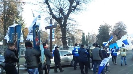 Jean Pădureanu, înmormântat la Bistrița de protopop în prezența primarului, a galeriei și a numeroși foști jucători ai Gloriei. Dragomir, dator vândut "Lordului", care i-a salvat pielea de nenumărate ori, a lipsit