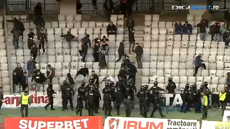 Incidente între suporteri, la pauza meciului ”U” Cluj - Petrolul! Jandarmeria a intervenit în forță