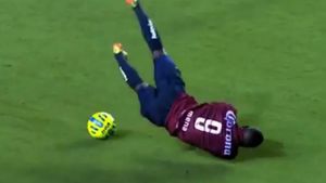 Fabulos și irepetabil. VIDEO GENIAL | Scăpase singur spre poartă, dar ceea ce a urmat e unic în istoria fotbalului