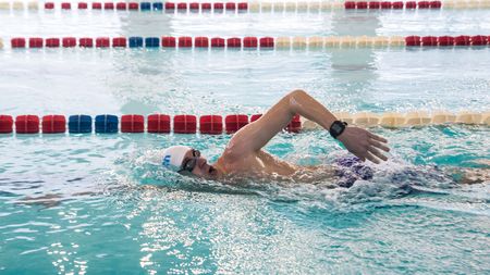 Povestea brașoveanului care a înotat 24 de ore în scopuri caritabile: 15.000 de calorii consumate, 56 de kilometri parcurși, la un pas de leșin din cauza hipotermiei. "Cum mă simt? Util"