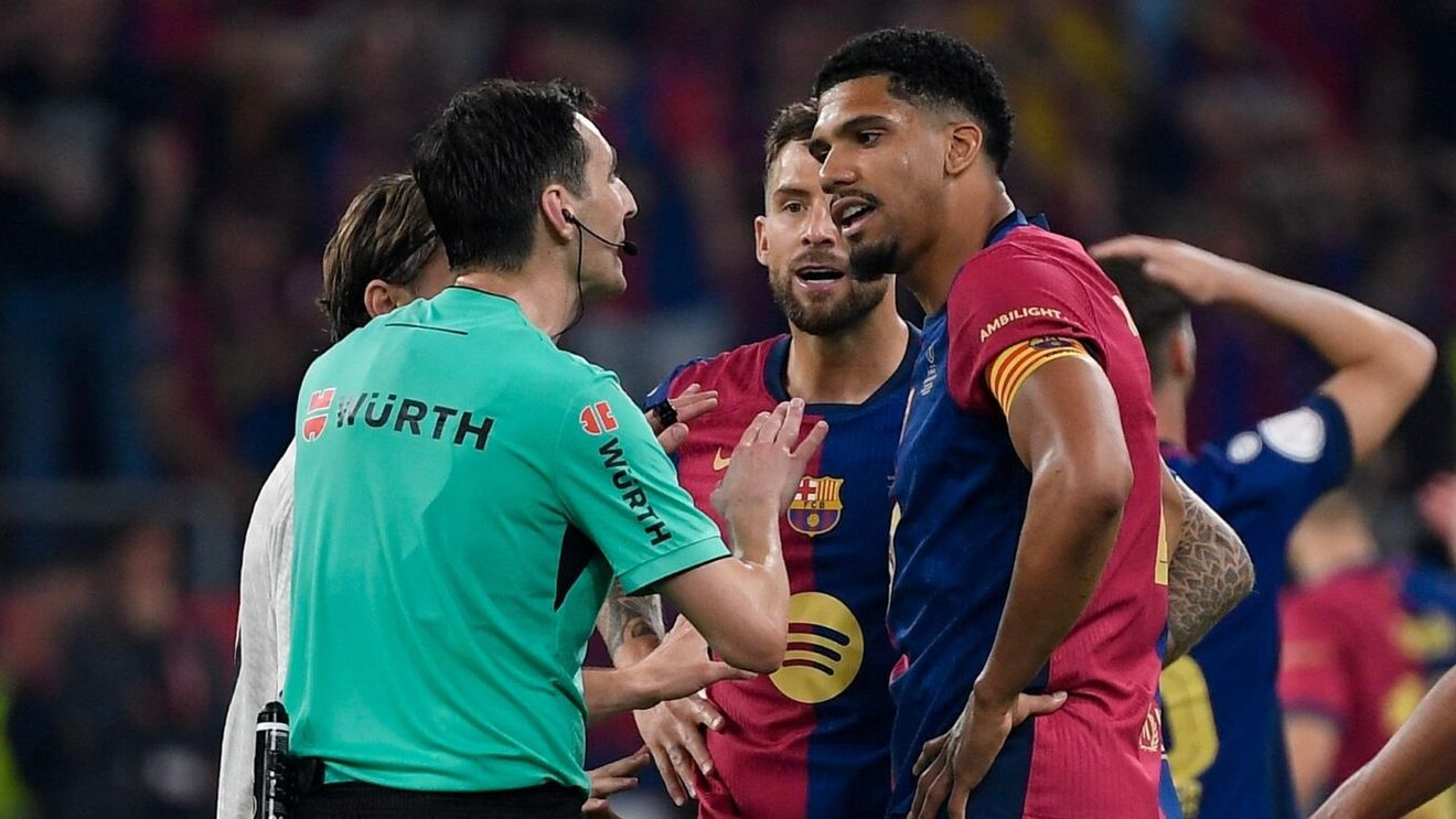Specialistul MARCA în arbitraj, verdict bulversant după cele două faze în care centralul a refuzat efectiv să-i dea Barcelonei lovitură de la 11 metri cu Real Madrid, în prelungirile finalei Cupei Spaniei: "Pentru mine e penalty!"