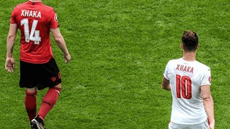 Cea mai frumoasă imagine de la EURO! Emoționant | "Război" între frați, pace în sufletul mamei. FOTO | Cum s-a prezentat mama fraților Xhaka la meciul Albania - Elveția