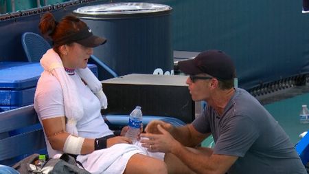 S-a aflat cine este „vinovatul" pentru izolarea jucătorilor la Australian Open! Antrenorul Biancăi Andreescu a făcut anunțul