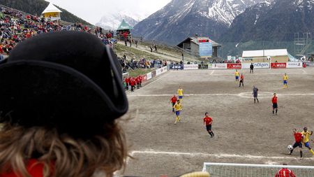 S-a întâmplat în Franța. Două echipe de amatori au disputat cel mai lung meci de fotbal din istorie: 73 de ore. Doi jucători au fost spitalizați