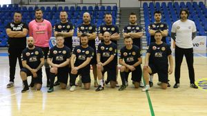 Naționala Artiștilor, învingătoare la "Legenda Lupilor" în fața foștilor mari jucători de la Steaua, Dinamo și Petrolul. FOTO | Daniel Chiriță, serbat la turneul de la Ploiești